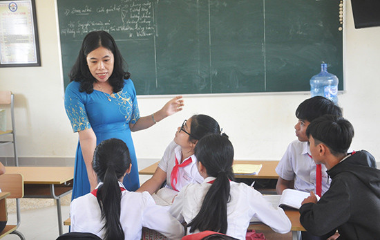 Cô Nguyễn Thị Bích Trâm luôn biết cách làm mới bài giảng để giúp học trò học văn thêm hứng thú. Ảnh: X.P