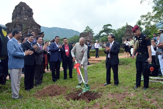 Tổng thống Ấn Độ trồng cây bồ đề lưu niệm được mang từ Ấn Độ sang Mỹ Sơn