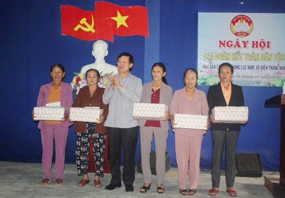Phó Trưởng ban Tổ chức Trung ương Hà Ban tặng quà cho các hộ khó khăn của thôn Phong Lục Nam, xã Điện Thắng Nam. ẢNh: C.Đ
