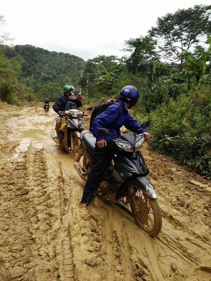 Từ trung tâm huyện lên Ch’Ơm gần 60km; đường lầy lội, rất khó đi. Mỗi khi về thăm gia đình dưới xuôi trở lên, các thầy cô đã phải rất vất vả mới lên được trường. Ảnh : KL