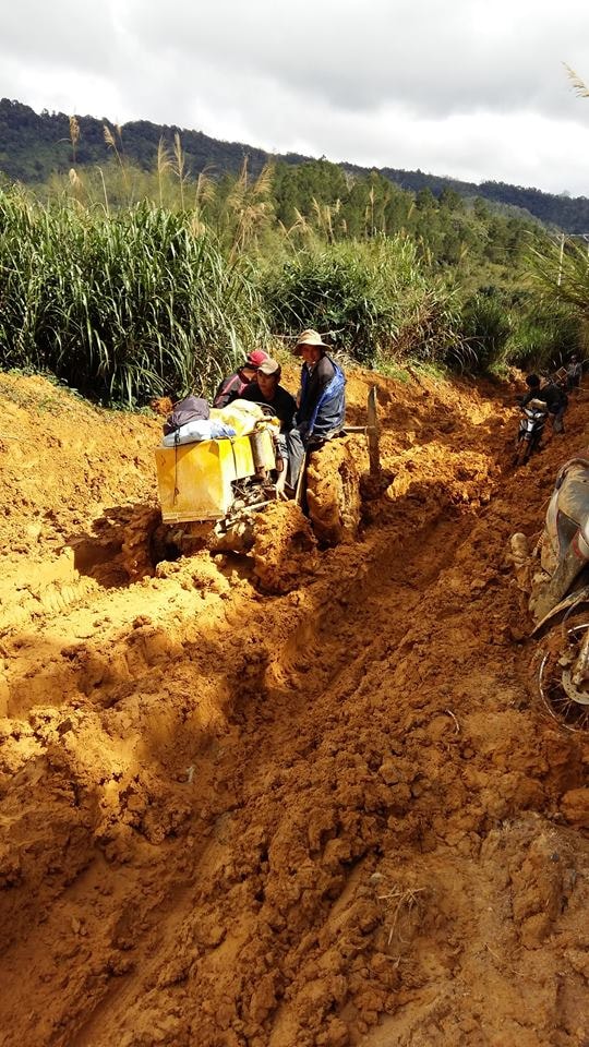 Họ thường phải dắt bộ cả quảng đường dài, hoặc đi nhờ xe của người dân địa phương thì mới vượt qua được những con đường như thế này. Ảnh : KL