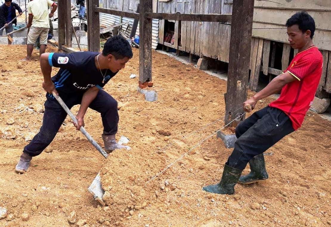 Các thầy đang xây dựng bếp ăn cho các em học sinh. Ảnh : HR