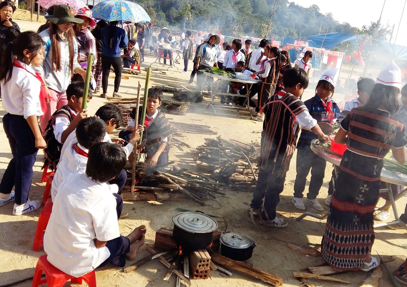 Cuộc thi gói bánh sừng trâu, nấu cơm lam được tổ chức thường niên. Là một trong những hoạt động ngoại khóa mang lại nhiều niềm vui, tạo động lực đến trường cho các em người dân tộc thiểu số. Ảnh : KL