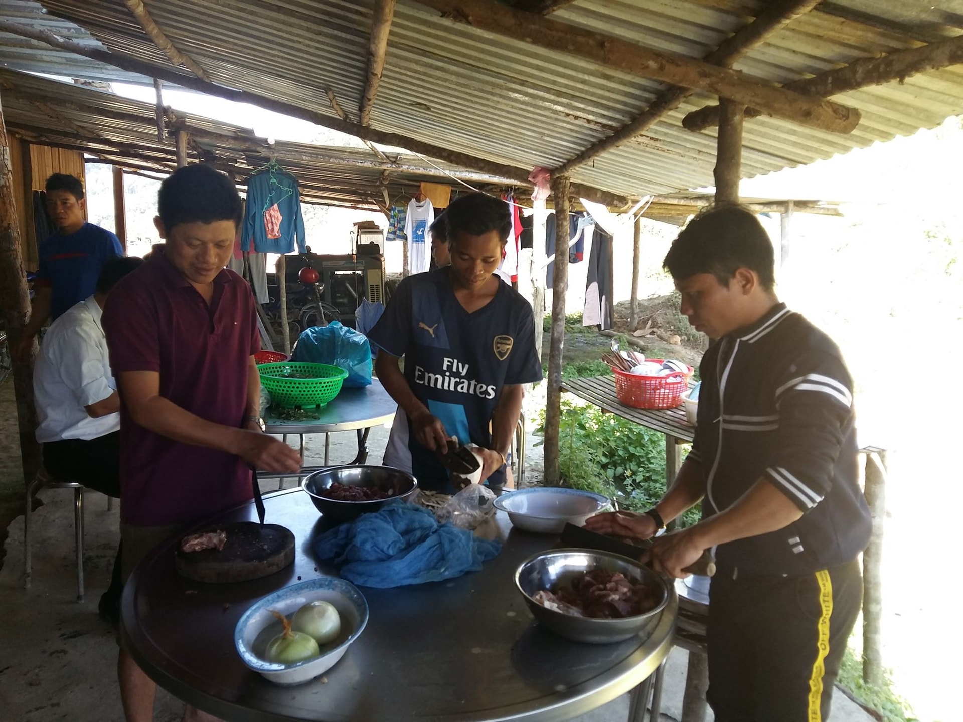 Không kể nam nữ, sau những giờ lên lớp, các thầy cô đều tự tay vào bếp, nấu cho mình những bữa ăn. Ảnh : KL