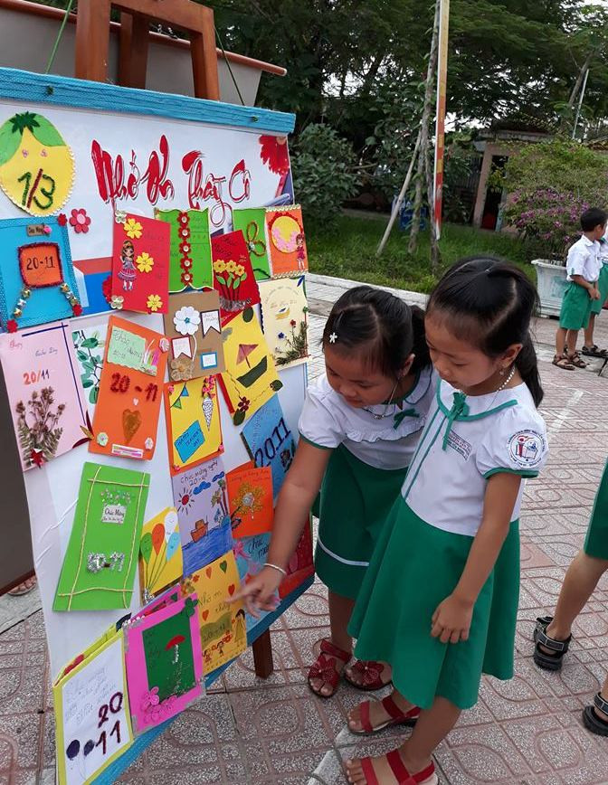 Học sinh Trường Tiểu học Nguyễn Văn Trối (Tam Kỳ) xem trưng bày thiệp tự làm. Ảnh C.N