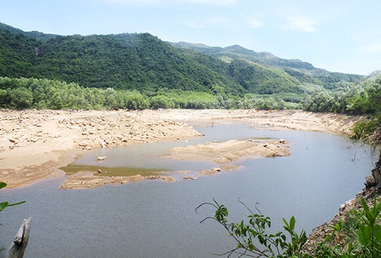 Hiện nay, mực nước của hồ chứa Suối Tiên (xã Quế Hiệp, Quế Sơn) thấp hơn cửa tràn khoảng 6m. Ảnh: VĂN SỰ