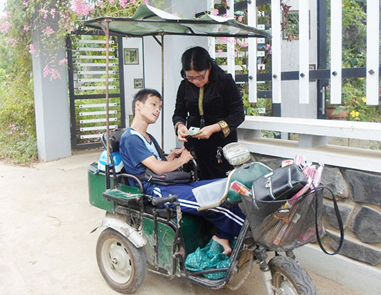 Cô Phạm Thị Ngọc Thúy trao tiền hỗ trợ cho một hoàn cảnh khó khăn tại Duy Xuyên.  Ảnh: K.L