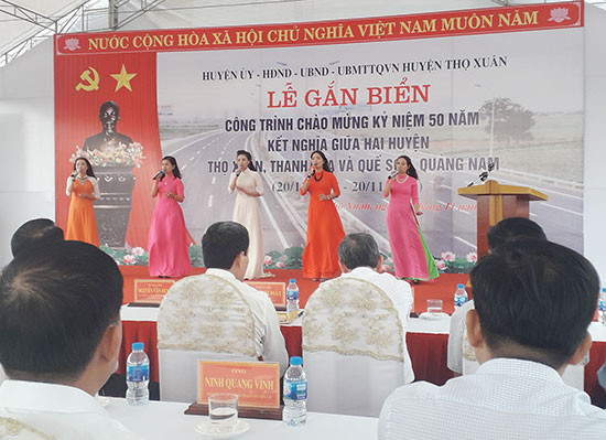 Lễ gắn biển công trình kỷ niệm 50 năm kết nghĩa Thọ Xuân-Quế Sơn Ảnh Thái Tường Vân.