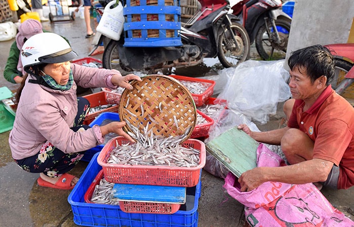 Chồng Bà Cúc phụ vợ khi vào bờ, rồi ông ở lại tàu lo chuyến biển tiếp theo.