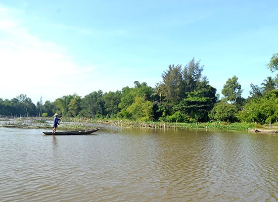 Sông Đầm vẫn giữ được nhiều yếu tố tự nhiên. Ảnh: QUANG VIỆT