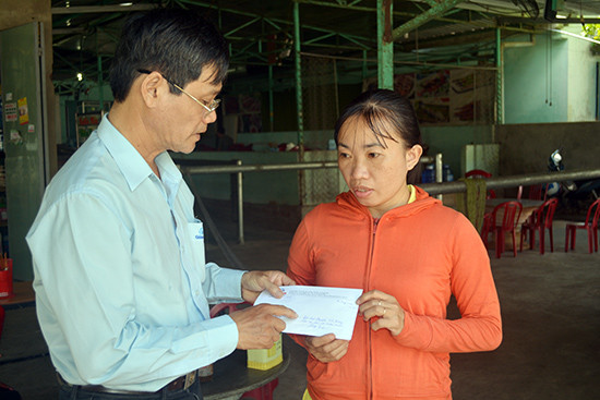 Trao tặng 3,3 triệu đồng cho người thân của cháu Nguyễn Viết Cường (thôn An Lâm, xã Thăng Phước, Huyện Hiệp Đức).