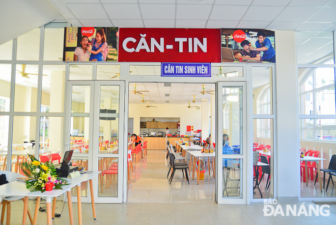 Khu vực cantin rộng rãi được đặt ngay dưới sảnh ký túc xá, phục vụ nhu cầu ăn uống của sinh viên, lưu học sinh trong cả ngày.