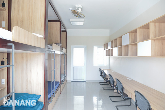 Mỗi phòng ở đều được bố trí tiện nghi, với giường tầng, kệ sách và khu bàn làm việc rộng rãi.