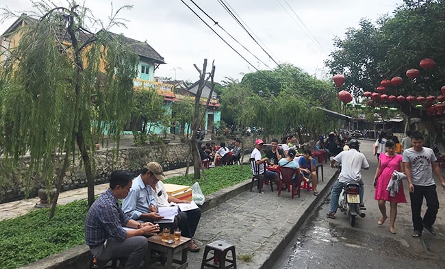 Dọc theo tuyến kênh về Chùa Cầu không còn mùi hôi, du khách chọn nơi để nghỉ chân. Ảnh: MINH HẢI