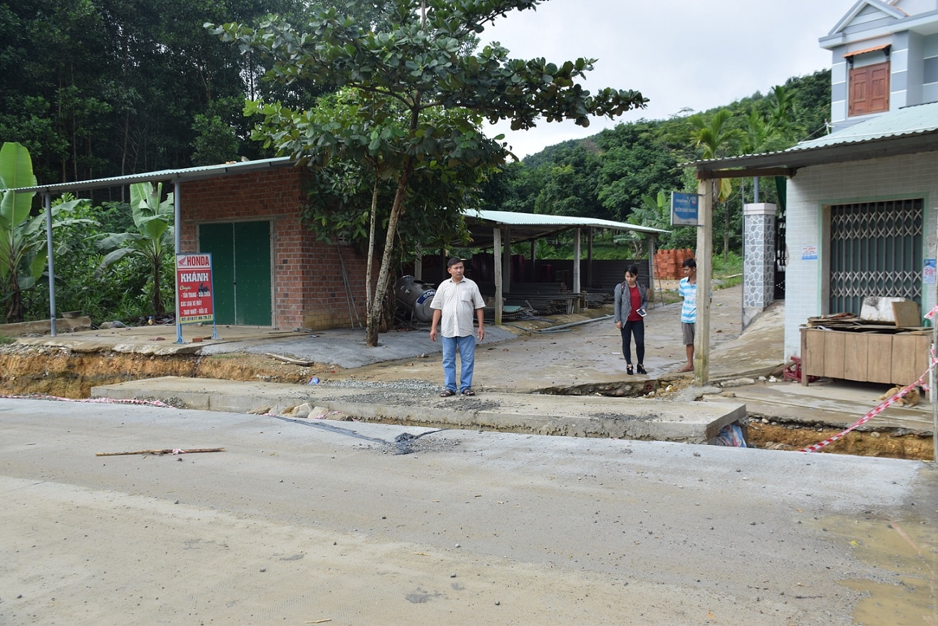 Đơn vị thi công đường ĐH6 qua thôn 5 (xã Tiên Hiệp, huyện Tiên Phước) chậm khắc phục điểm đấu nối gây khó khăn trong việc đi lại của người dân. Ảnh: THANH THẮNG