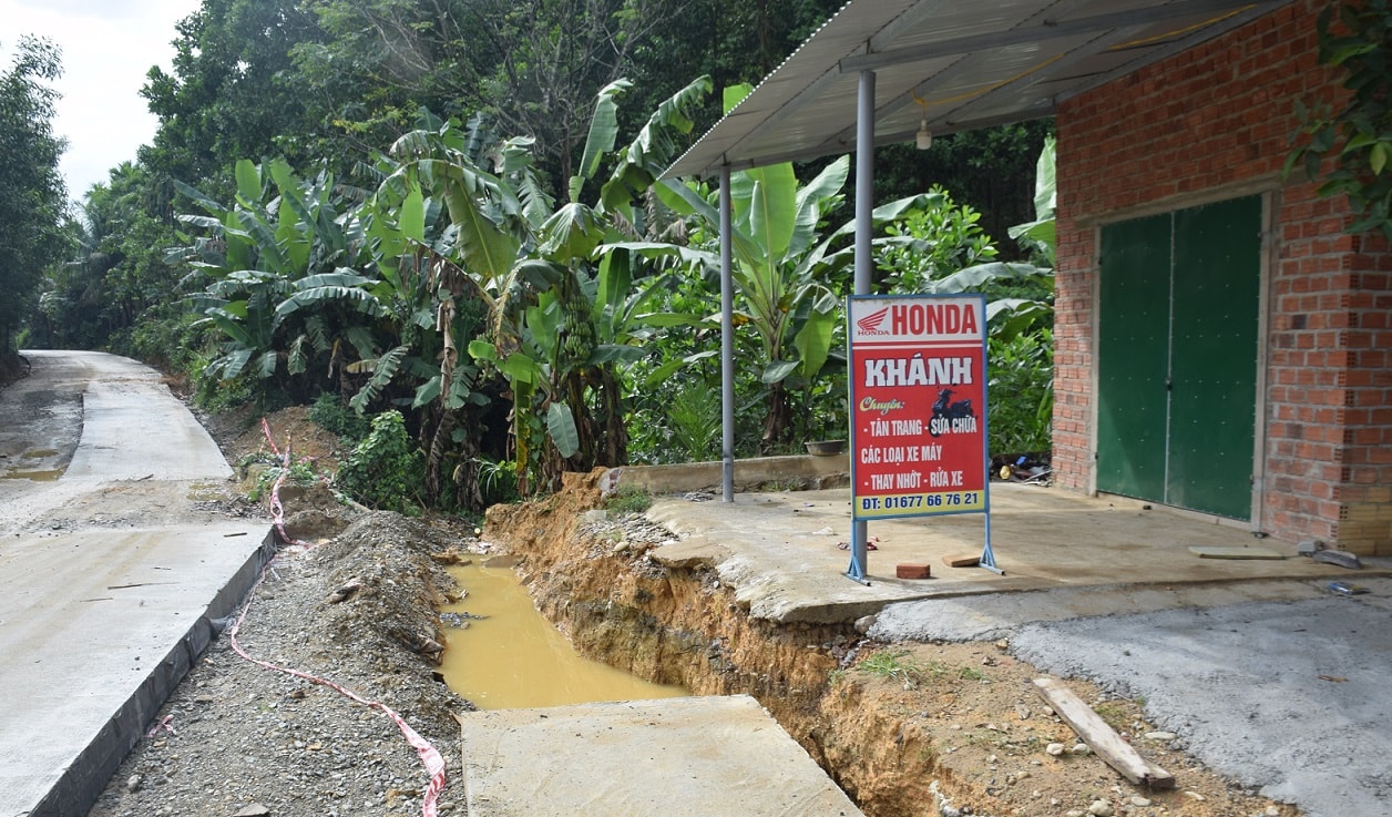 Người dân địa phương lo lắng, đơn vị thi công múc đường mương thoát nước dọc để lại nhiều vũng nước tiềm ẩn nhiều nguy cơ đuối nước cho trẻ nhỏ. Ảnh: THANH THẮNG