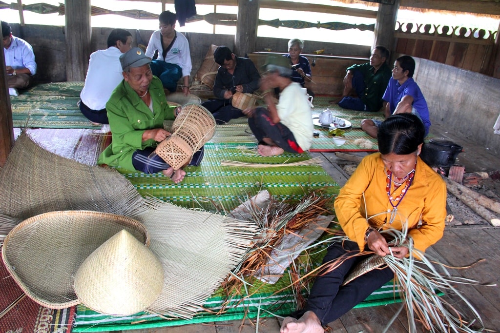 Để phát triển mạnh du lịch cộng đồng, nhiều năm qua, huyện Tây Giang cũng đã khôi phục và khuyến khích đồng bào vực dậy các làng nghề truyền thống, tạo không gian phục du khách tham quan.