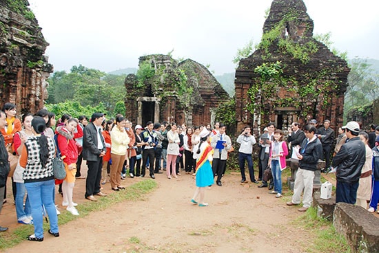 Tại Mỹ Sơn, Ban quản lý di tích phối hợp với ngành giáo dục địa phương tổ chức cho học sinh tuyên truyền giá trị di sản. Ảnh T.CHÂU