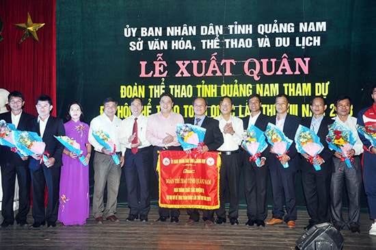 Lãnh đạo tỉnh trao cờ và hoa tại lễ xuất quân đoàn thể thao tỉnh Quảng Nam tham gia đại hội.Ảnh: T.V