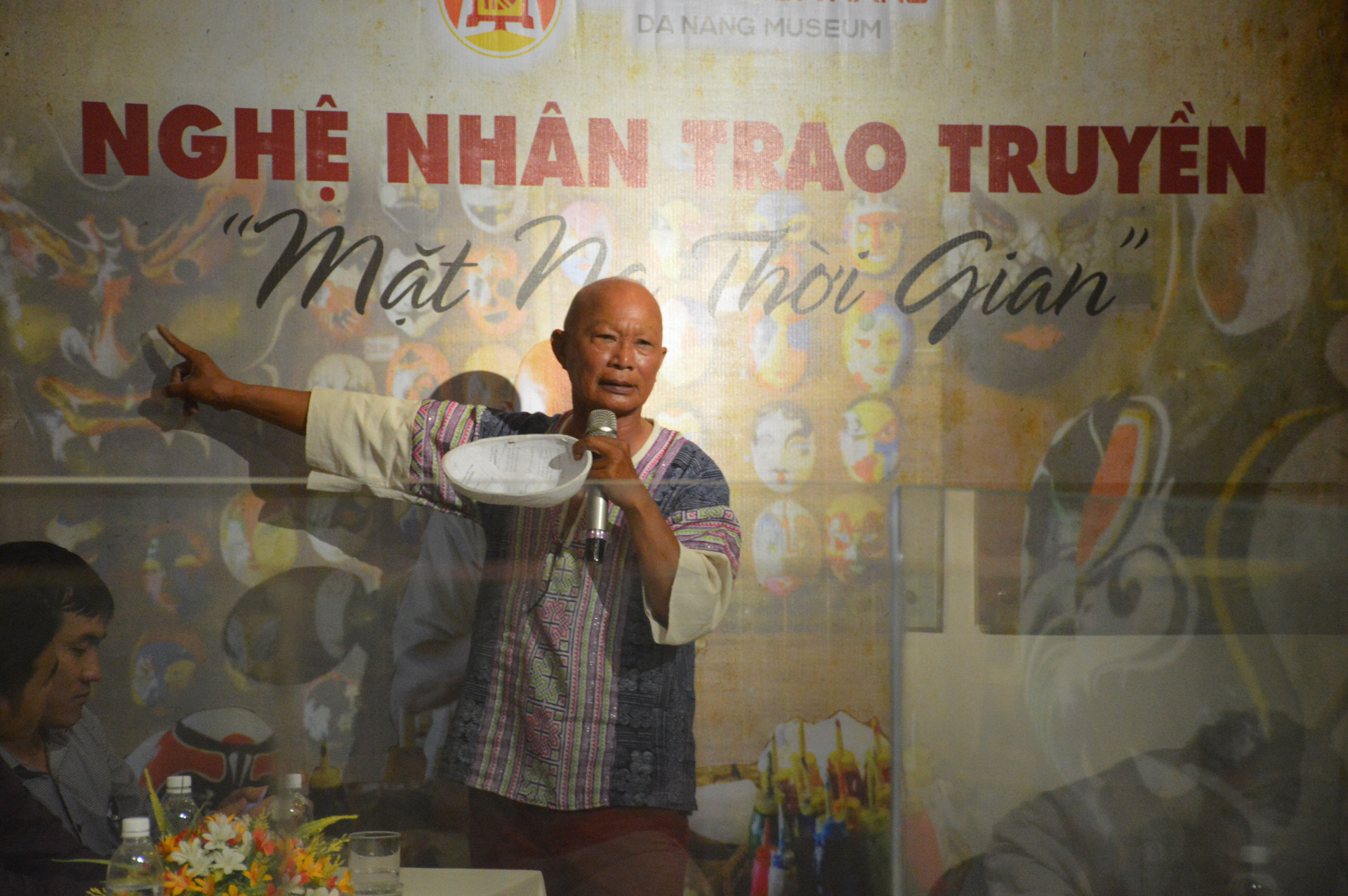Nghệ nhân Bùi Quý Phong tham gia chương trình vào sáng 23.11 tại Bảo tàng Đà Nẵng. Ảnh: Q.T
