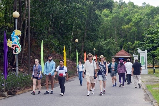 Ngọn đồi bên trái - nơi được chọn làm vườn tượng vẫn chưa được quy hoạch. Ảnh: KHÁNH LINH