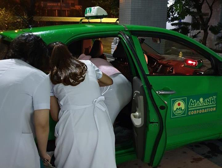 Taxi đưa sản phụ vào bệnh viện sau khi sinh thành công. Ảnh: NVCC