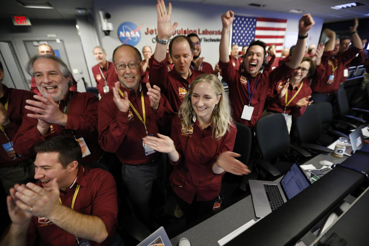 : Các nhân viên tại trung tâm điều hành của NASA ở bang California đã hò reo vui mừng sau cú đáp thành công này. Ảnh: NASA