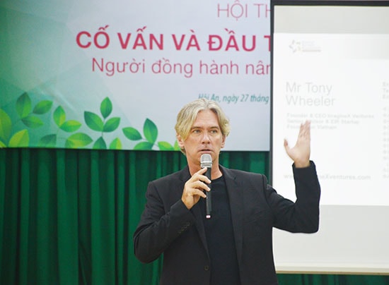 Ông Tony Wheeler - Cố vấn cao cấp của Startup Vietnam Foundation chia sẻ tại hội thảo. Ảnh: Q.T