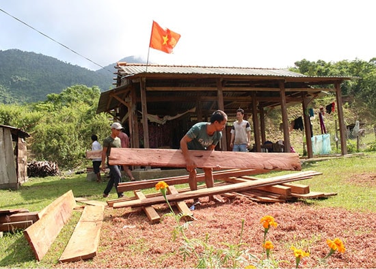 Đến nay, huyện Nam Giang đã hoàn thành 360 nhà ở cho đồng bào vùng thiên tai uy hiếp đến nơi ở mới theo Nghị quyết 12/2017/NQ-HĐND. Ảnh: T.B