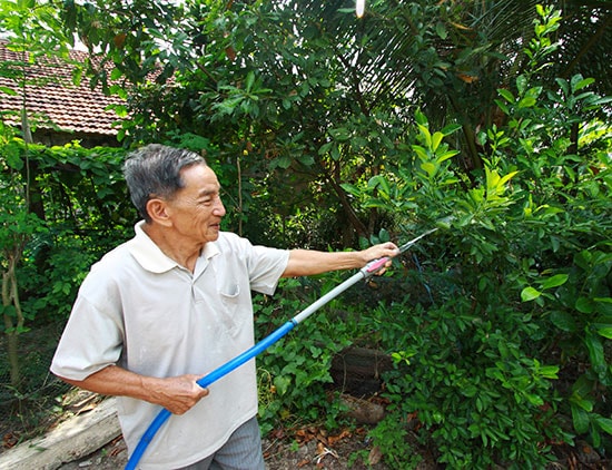 Người dân xóm Mồ Côi nay đã thoát cảnh khổ vì thiếu nước nhờ bàn tay ông Trúc. Ảnh: TRẦN THẮNG