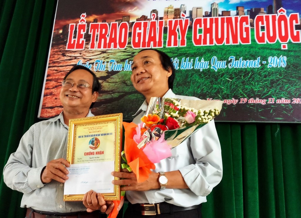 Phó giám đốc Sở Thông tin và truyền thông Võ Văn Thơ (trái) trao giải Nhất cho thầy giáo Nguyễn Văn Đào (Trường THCS xã Quế Minh, huyện Quế Sơn). Ảnh: A.N