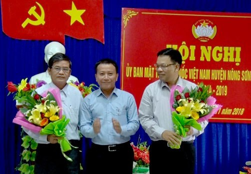Ông Pham Phú Thủy (bìa phải) giữa chức Chủ tịch Ủy ban MTTQ Việt Nam huyện Nông Sơn. Ảnh: 