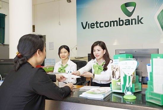 Khách hàng đến giao dịch tại Ngân hàng Vietcombank Quảng Nam. Ảnh: T.D