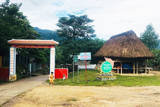 Việc đầu tư xây dựng nhà làng cần khảo sát nhu cầu của cộng đồng địa phương.  TRONG ẢNH: Nhà sinh hoạt truyền thống tại xã Đắc Ôốc (Nam Giang). Ảnh: X.H