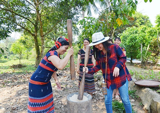 Các hoạt động trong đời sống hằng ngày - vốn tri thức bản địa, cũng đồng thời là bản sắc văn hóa của đồng bào miền núi.    Ảnh: X.H