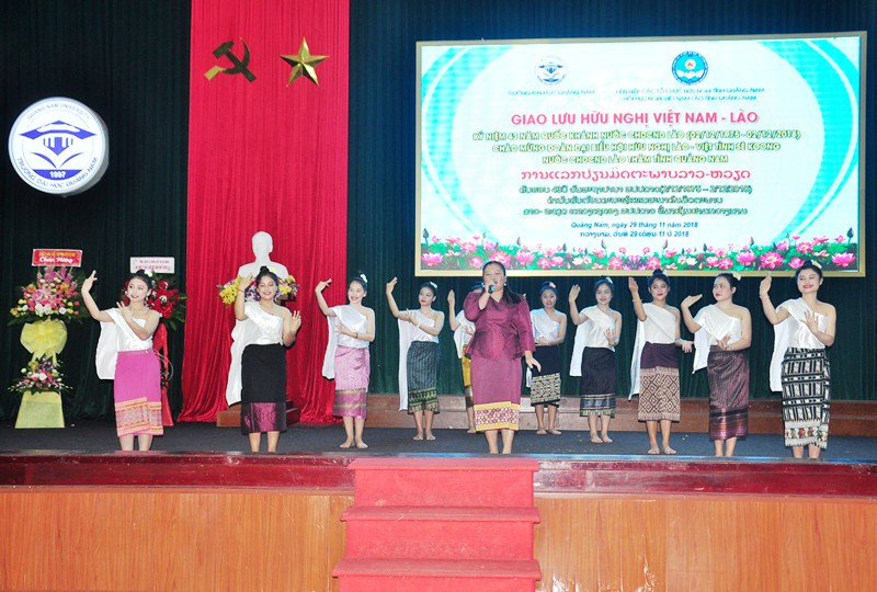 Sinh viên Lào biểu diễn văn nghệ trong chương trình giao lưu. Ảnh: V.ANH