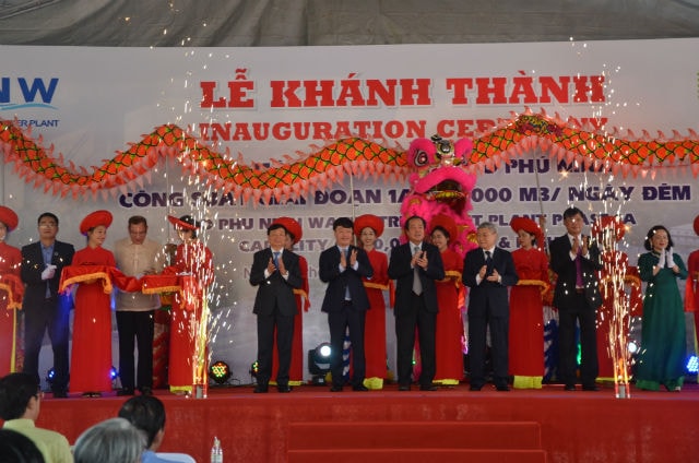 Cắt băng khánh thành nhà máy nước