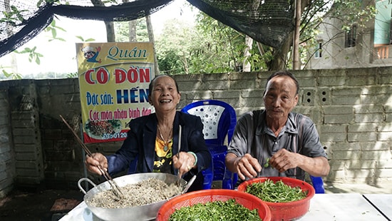 Hai vợ chồng cụ Nguyễn Tấn Phong lấy nghề bán đặc sản hến làm niềm vui tuổi già. Ảnh: NHƯ TRANG