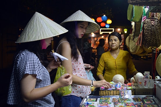 Khách Hàn Quốc tăng cao nhưng doanh nghiệp và nhà nước không thu được gì nhiều. Ảnh: V.LỘC