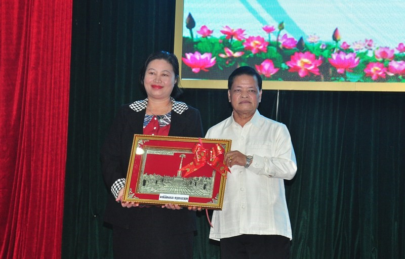 Chairman of  the Laos-Viet Friendship Association of Sekong province Bualapha (R) and Vice Rector Anh.