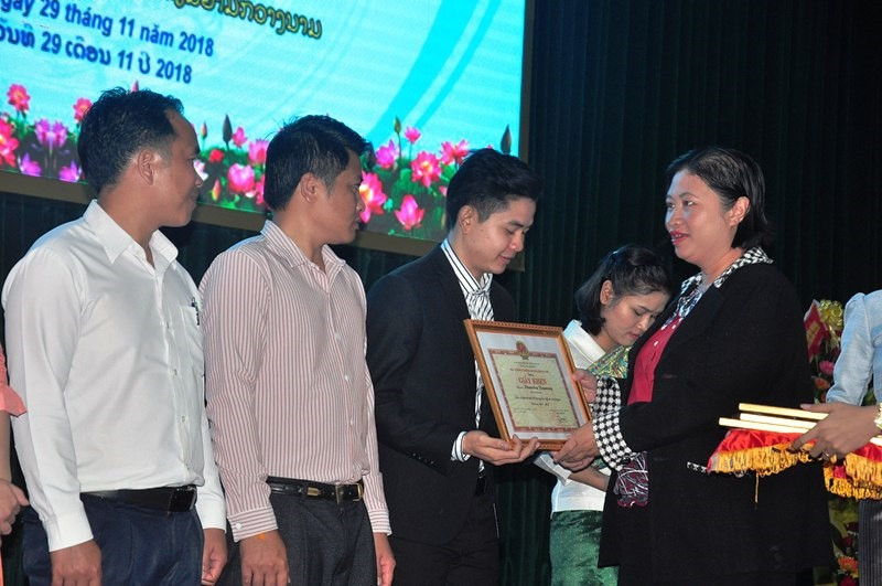 Lao best students in Quang Nam University are honoured at the event.