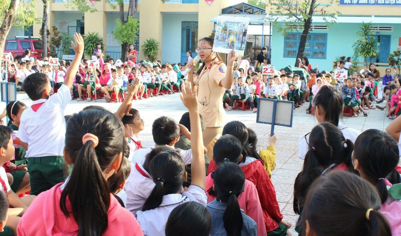 Học sinh trường tiểu học Kim Đồng hào hứng với các câu hỏi đáp sinh động, trực quan. 