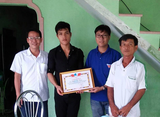 Anh Phan Tự - Bí thư Huyện đoàn Duy Xuyên trao giấy khen “Thanh niên sống đẹp” năm 2018 cho anh Phạm Văn Bồng. Ảnh: HỒNG CƯỜNG