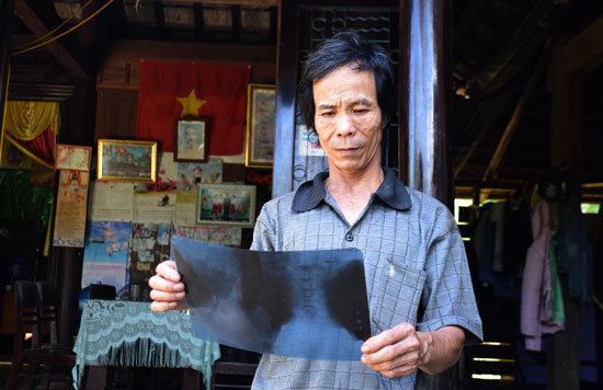 Gia đình lo lắng cho ông Thuận khi tuổi già sức yếu mà không có bảo hiểm chính sách. Ảnh: VINH THẮNG