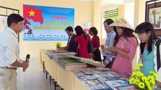 Thầy cô và học sinh Trường THPT chuyên Lê Thánh Tông tìm hiểu tư liệu về Trường Sa, Hoàng Sa của Việt Nam.Ảnh: NHƯ QUỲNH