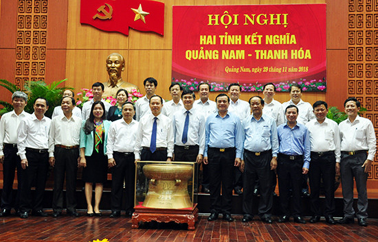 Tuần qua, đoàn đại biểu lãnh đạo tỉnh Thanh Hóa có chuyến thăm, làm việc tại Quảng Nam và tặng phiên bản trống đồng Đông Sơn. Ảnh: N.Đ