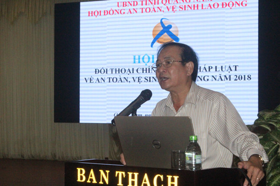 Ông Nguyễn Thùy - Phó Giám đốc Sở LĐ-TB&XH tỉnh giải đáp một số thắc mắc. Ảnh: D.L