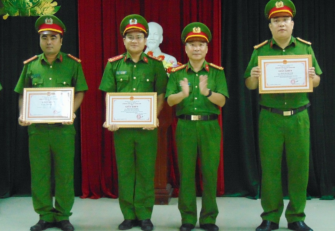 Đại tá Nguyễn Đức Dũng tặng giấy khen cho ban chuyên án. Ảnh: T.M