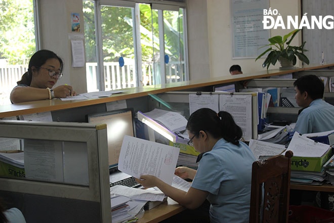 Đẩy mạnh cải cách thủ tục hành chính, nâng cao tính chuyên nghiệp của các ngành chức năng là một trong những yếu tố quan trọng giúp hoạt động xuất khẩu của thành phố được hiệu quả hơn. (Ảnh chụp tại Chi cục Hải quan Cảng Đà Nẵng).
