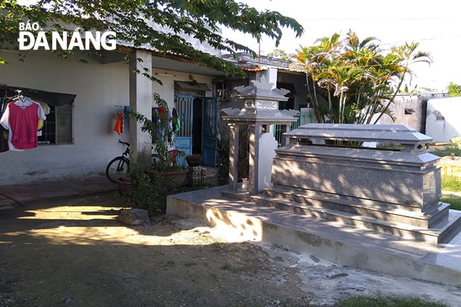 Nhiều mồ mả nằm xen kẽ trong khu dân cư ở tổ 113 phường Hòa Minh (quận Liên Chiểu) chưa được di dời.